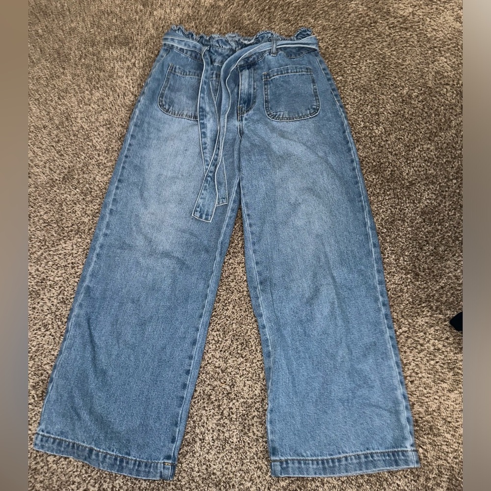 Barely worn adorable wide leg tgla jeans
